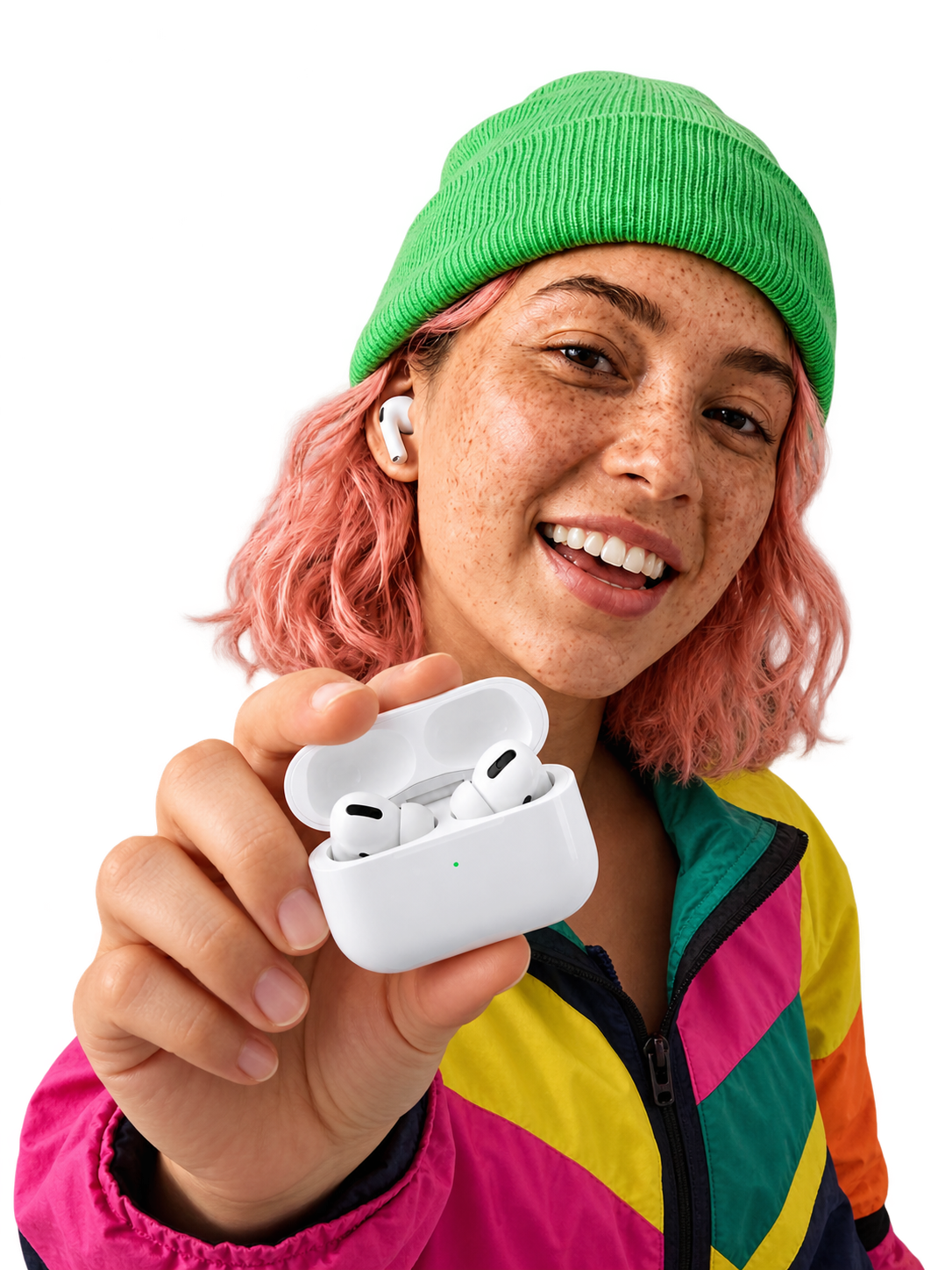 Persona mostrando los AirPods Pro disponibles en Aimax Center
